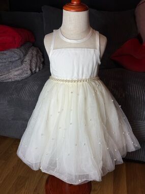 2t toddler girl formal dress beige/cream
Worn once , in great condition